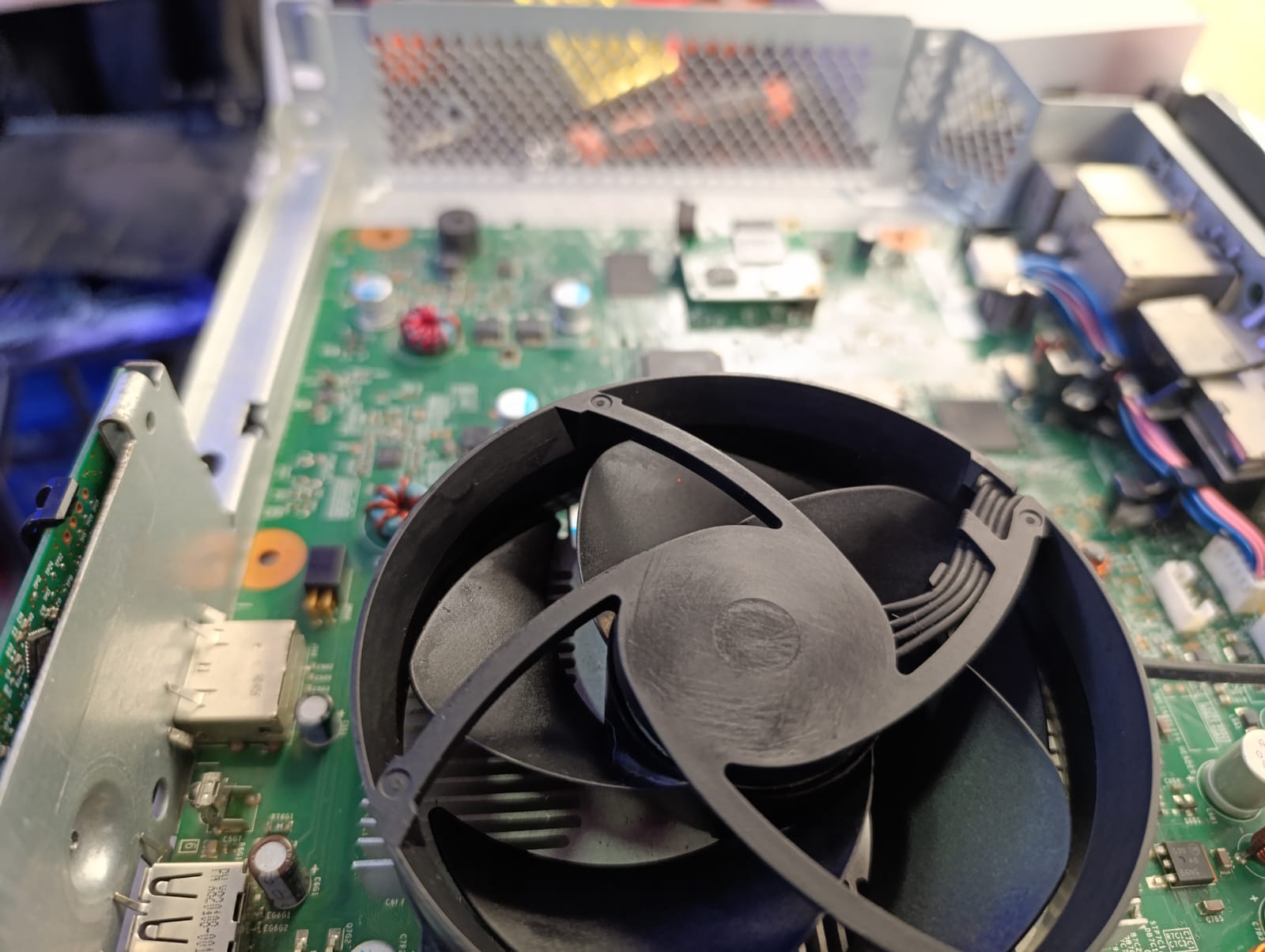 Mantenimiento interno y cambio de pasta térmica en un Xbox 360
